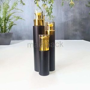 Bouteilles de luxe en verre noir avec pulvérisateur doré.